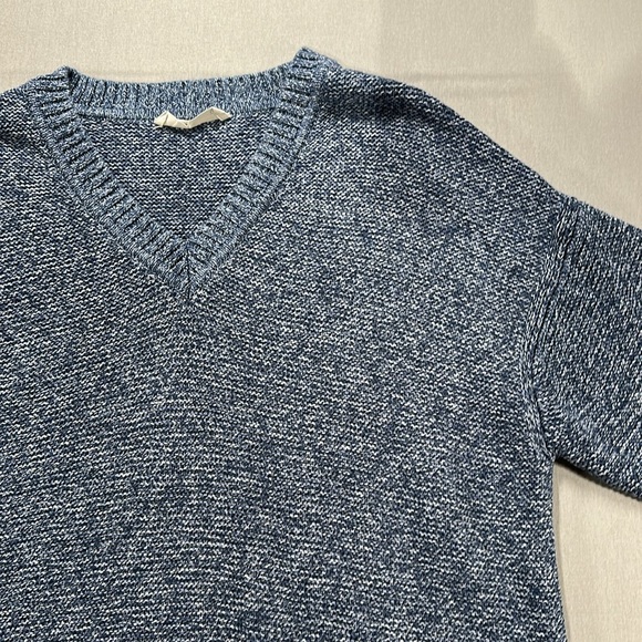 Everlane The Link-Stitch Relaxed Fit V-Neck Knit Sweater; Heathered Blue - Large - Picture 6 of 13